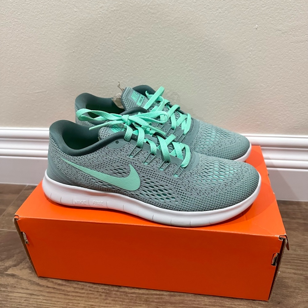 women ’s Nike free runs in green glow size 7